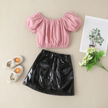 Модерен комплект летни поли от изкуствена кожа за малки момичета, ежедневни съкратен върхове с пищни ръкави и отворени рамене, кожени поли в рубчик с рюшами, комплект дрехи
